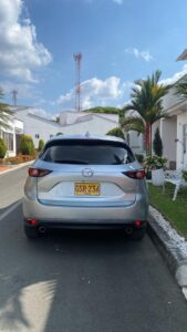 Vehículo Mazda familiar 5 puestos 